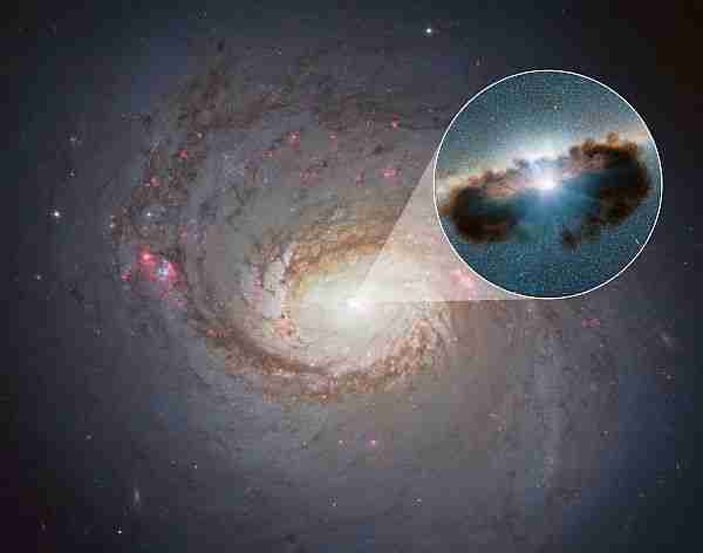 Kozmik toz bulutunun ardında süper kütleli kara delik bulundu