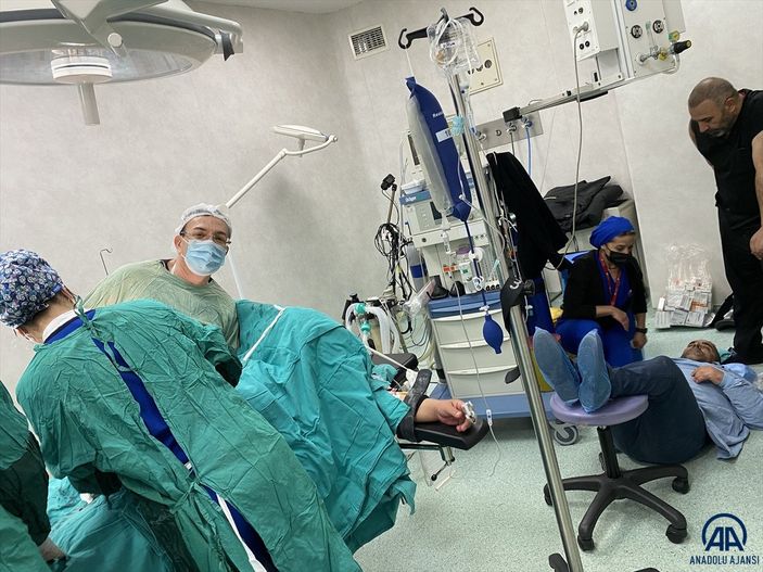 Antalya’da doğuma giren baba heyecandan bayıldı