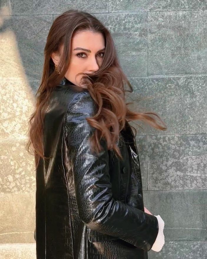 Aşk Mantık İntikam'ın Esra'sı Burcu Özberk minicik hırkasıyla yaktı geçti! Görenlerin nutku tutuldu...