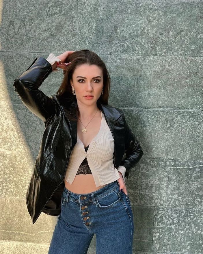 Aşk Mantık İntikam'ın Esra'sı Burcu Özberk minicik hırkasıyla yaktı geçti! Görenlerin nutku tutuldu...