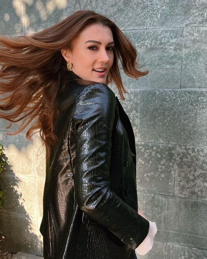 Aşk Mantık İntikam'ın Esra'sı Burcu Özberk minicik hırkasıyla yaktı geçti! Görenlerin nutku tutuldu...