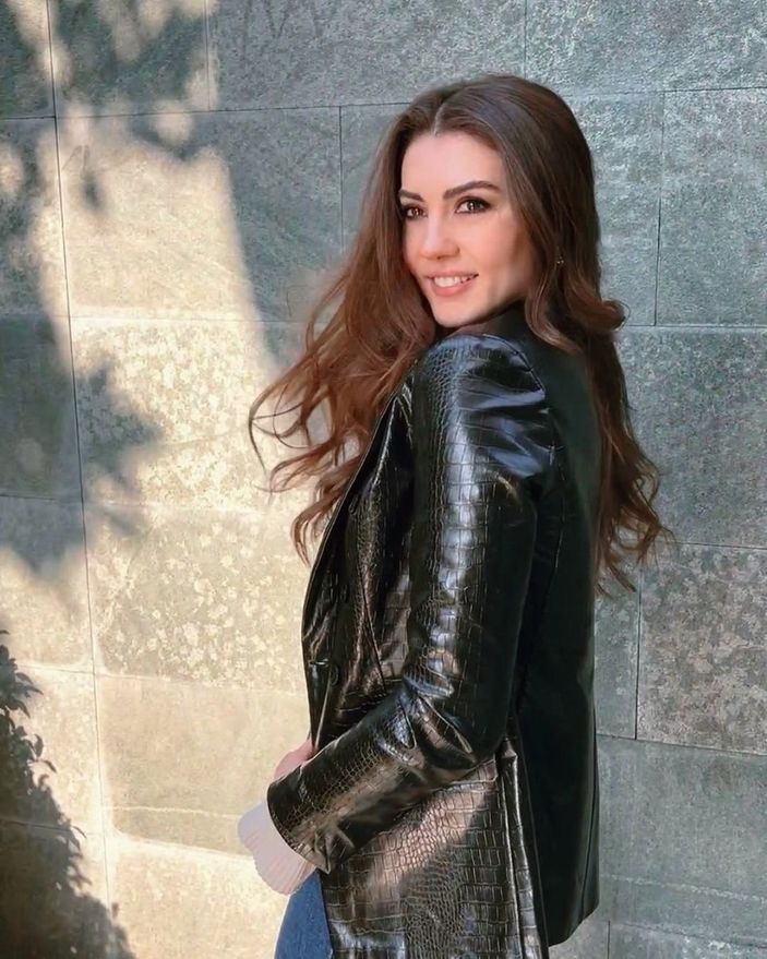 Aşk Mantık İntikam'ın Esra'sı Burcu Özberk minicik hırkasıyla yaktı geçti! Görenlerin nutku tutuldu...