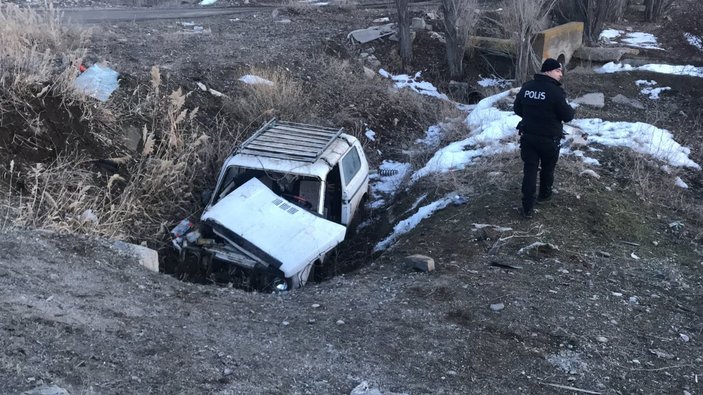 Erzincan'da araçta sıkışan sürücü itfaiye ekiplerince kurtarıldı