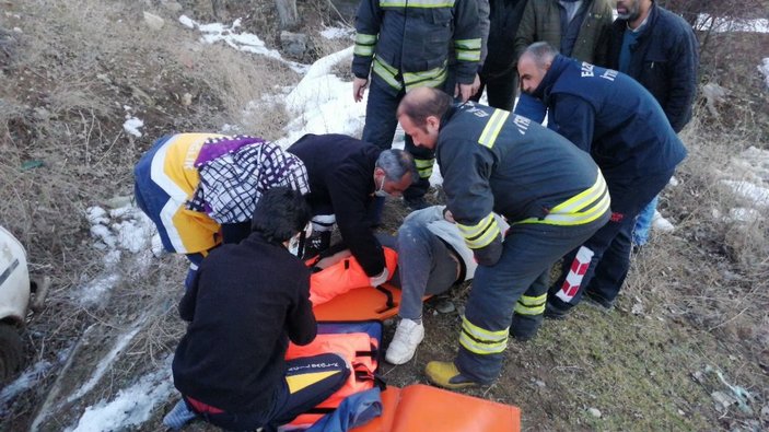 Erzincan'da araçta sıkışan sürücü itfaiye ekiplerince kurtarıldı