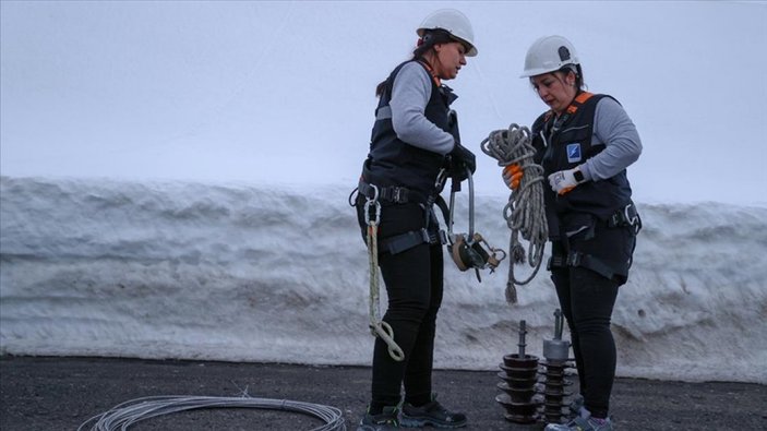 Hakkari'de dağların zirvelerinde elektrik arızalarını gideren iki kadın