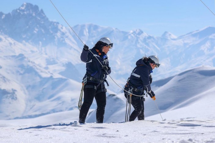 Hakkari'de dağların zirvelerinde elektrik arızalarını gideren iki kadın