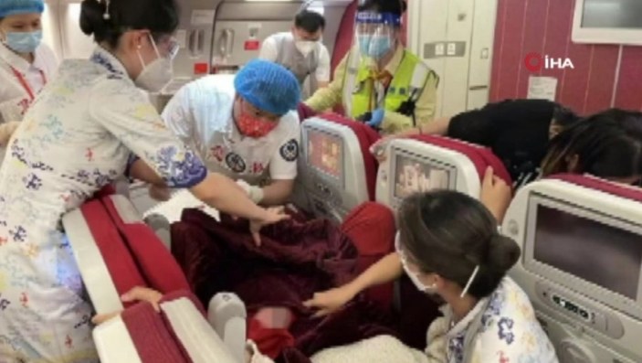 Çinli hamile kadın uçakta doğurdu