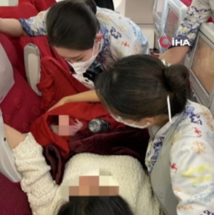 Çinli hamile kadın uçakta doğurdu