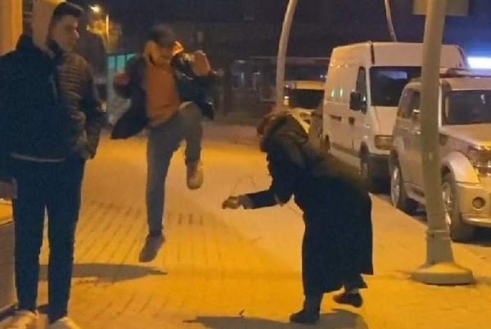 Bursa'da ceza yiyen oğlunun başında çakarlı lamba parçaladı