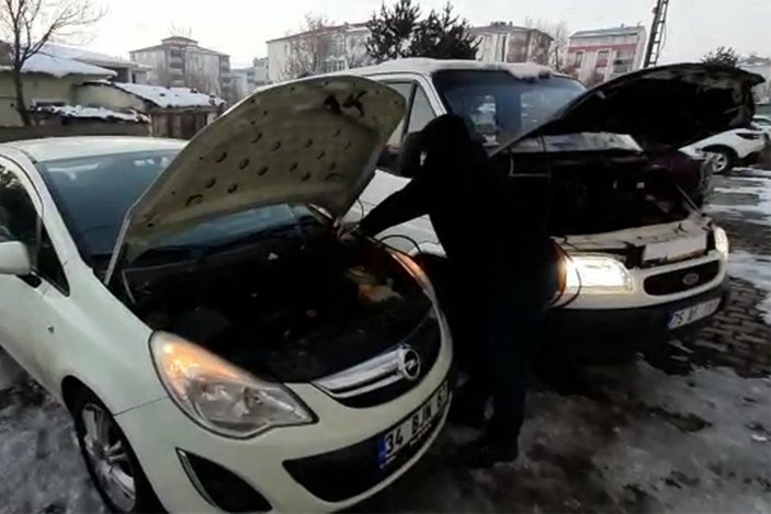 Ardahan'da benzinli araçlar soğuktan dondu