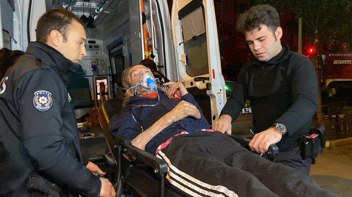 Bakırköy’de çıkan yangında evde mahsur kalan 2 kişi kurtarıldı