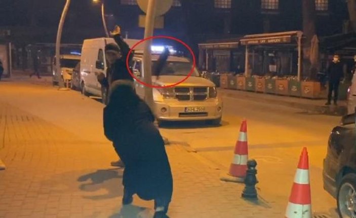 Bursa'da ceza yiyen oğlunun başında çakarlı lamba parçaladı