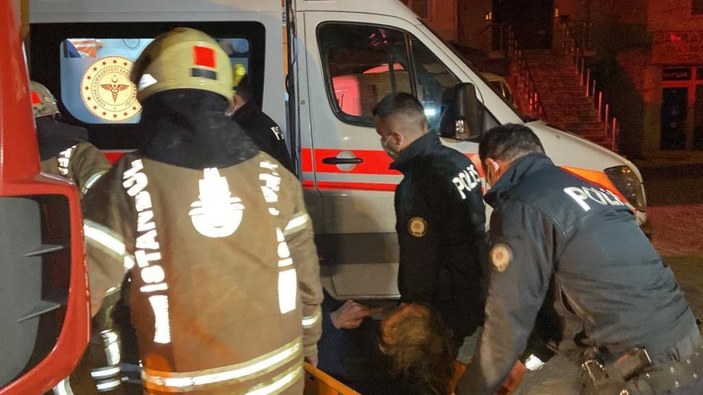 Bakırköy’de çıkan yangında evde mahsur kalan 2 kişi kurtarıldı