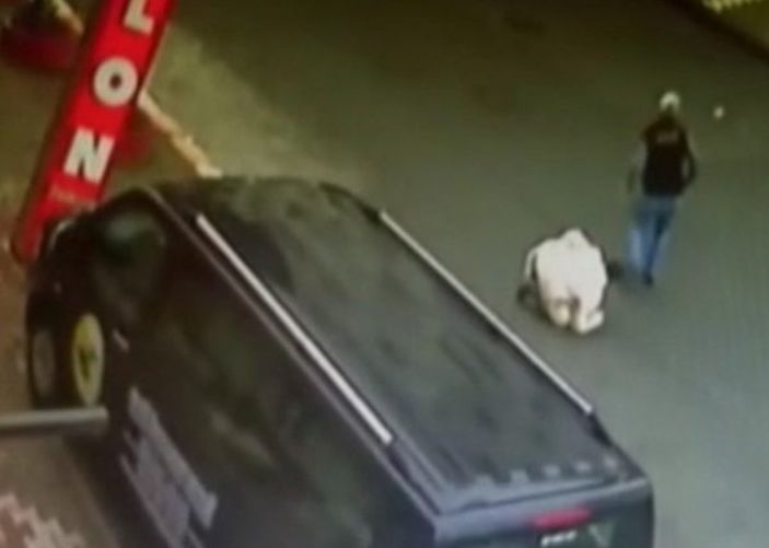 i Esenyurt’ta, kağıt toplayıcıları sopayla dövüp falçatayı kafasına sapladı