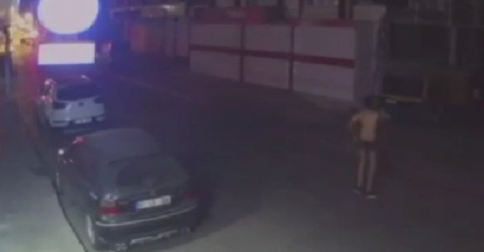 Esenyurt sokaklarında iç çamaşırıyla dolaştı