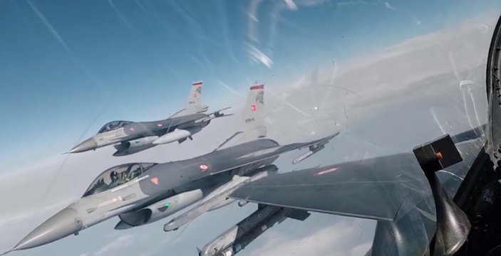 F-16 pilotlarının eğitim uçuşu nefes kesti