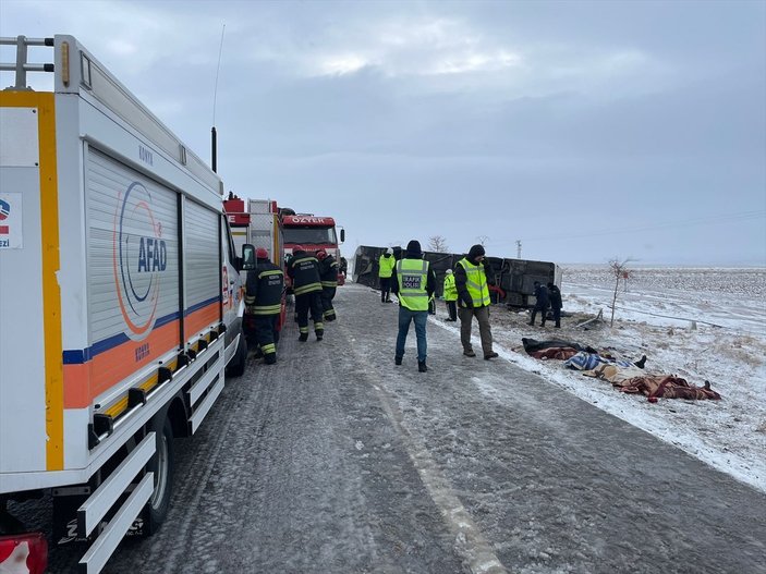 Konya'da tur otobüsü devrildi: Ölü ve yaralılar var