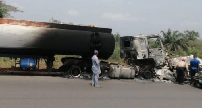 Nijerya’da akaryakıt yüklü tanker yolcu otobüsüyle çarpıştı: 17 ölü