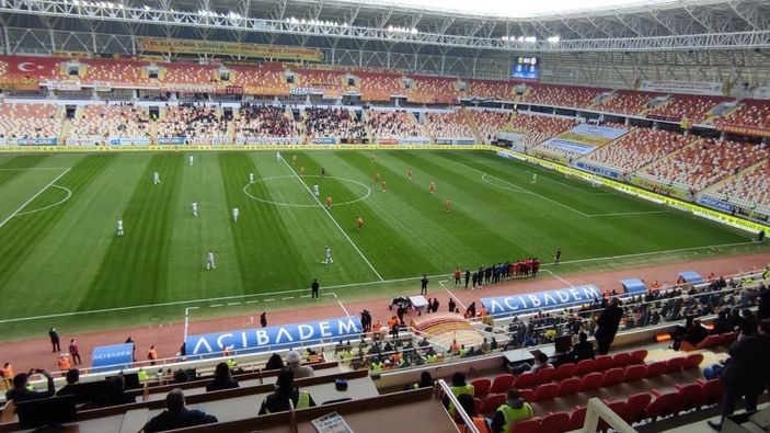 Yeni Malatyasporlu futbolculardan hareketsiz protesto