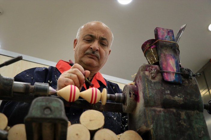 Osmaniyeli mobilyacı, topaç oyuncağı unutulmasın diye şehir şehir geziyor