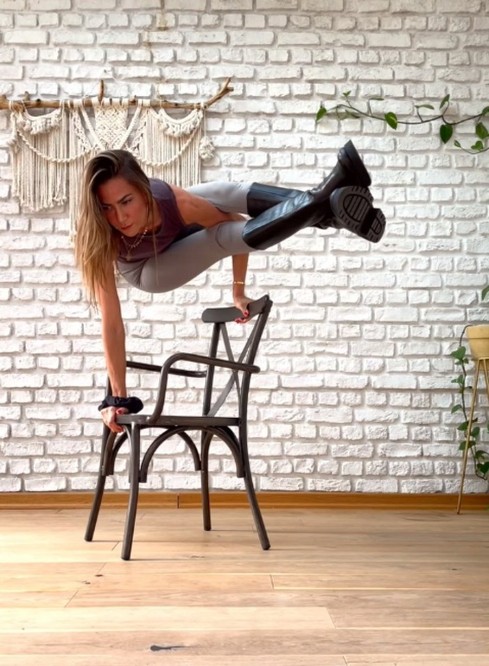 Zeynep Tokuş'tan sandalyeli yoga challange