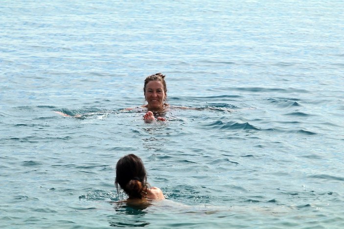 Antalya'da hava sıcaklığı artınca vatandaşlar denize girmeye başladı