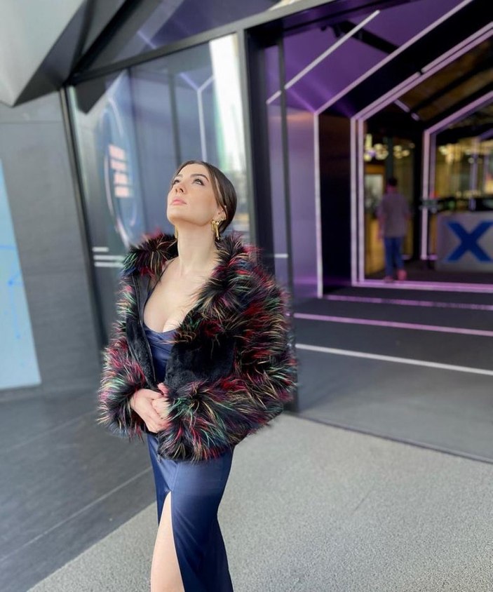 Burcu Özberk göğüs ve bacak dekolteli elbisesi ile ortalığı yıktı! Serkay Tütüncü kayıtsız kalamadı