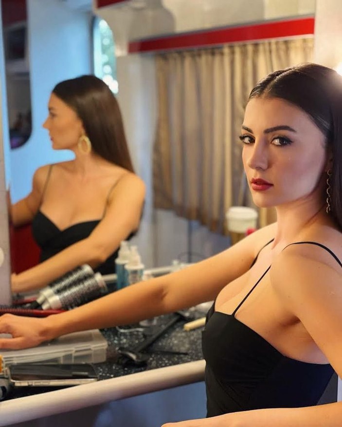 Burcu Özberk göğüs ve bacak dekolteli elbisesi ile ortalığı yıktı! Serkay Tütüncü kayıtsız kalamadı