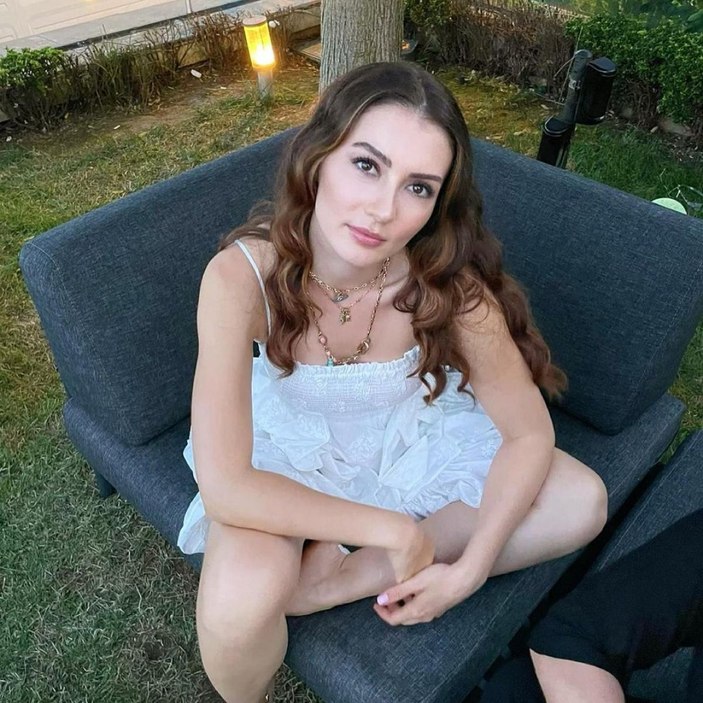 Burcu Özberk göğüs ve bacak dekolteli elbisesi ile ortalığı yıktı! Serkay Tütüncü kayıtsız kalamadı