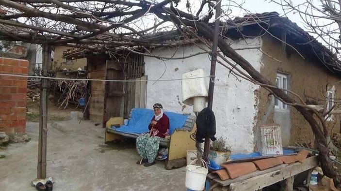 Çanakkaleli Hörü Nine, eşinin ve oğlunun acısıyla dağlarda odun topluyor