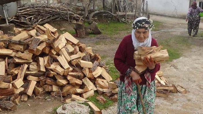Çanakkaleli Hörü Nine, eşinin ve oğlunun acısıyla dağlarda odun topluyor