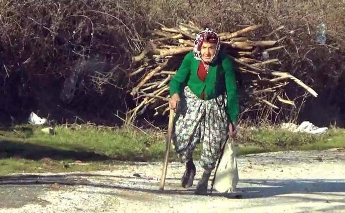 Çanakkaleli Hörü Nine, eşinin ve oğlunun acısıyla dağlarda odun topluyor