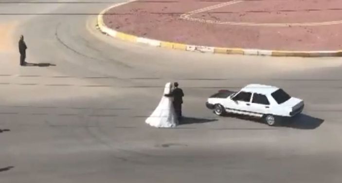 Antalya'da gelin ve damadın etrafında drift atan sürücüye para cezası verildi
