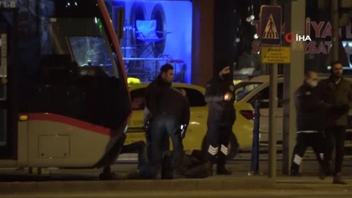 Kayseri’de, alkollü şahıs tramvayın önüne yattı