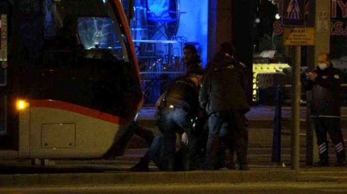 Kayseri’de, alkollü şahıs tramvayın önüne yattı