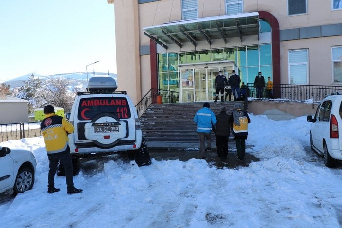 Erzincan’da, diyaliz hastası paletli ambulansla hastaneye ulaştırıldı