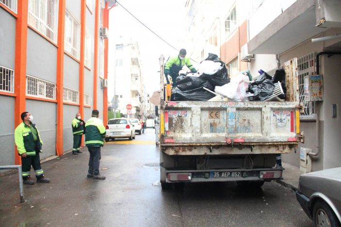 İzmir'de evden 12 ton çöp çıktı