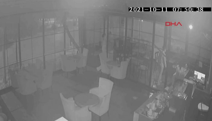 d Adana'daki 17 yaşındaki hırsız, girdiği kafeyi soydu