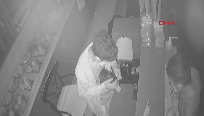 D Adana'daki 17 yaşındaki hırsız, girdiği kafeyi soydu