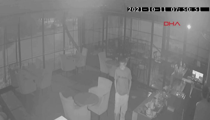 d Adana'daki 17 yaşındaki hırsız, girdiği kafeyi soydu