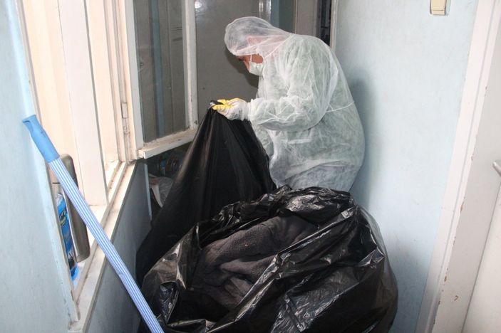 İzmir'de evden 12 ton çöp çıktı