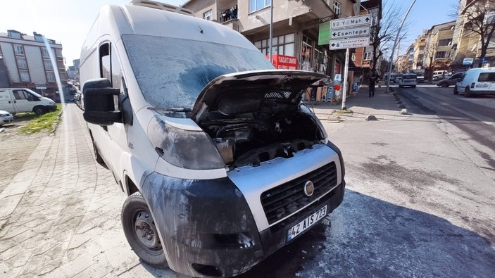 Sultangazi'de esnaf, yanan aracı kovalarla söndürdü