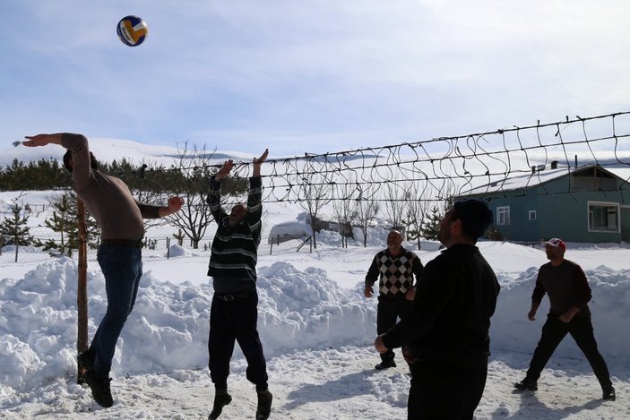 Gümüşhane'de 30 yıllık gelenek: Kar voleybolu