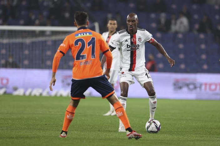 Beşiktaş'ta Atiba Hutchinson 1 yıl daha oynayacak