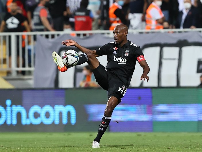 Beşiktaş'ta Atiba Hutchinson 1 yıl daha oynayacak