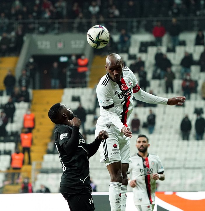 Beşiktaş'ta Atiba Hutchinson 1 yıl daha oynayacak