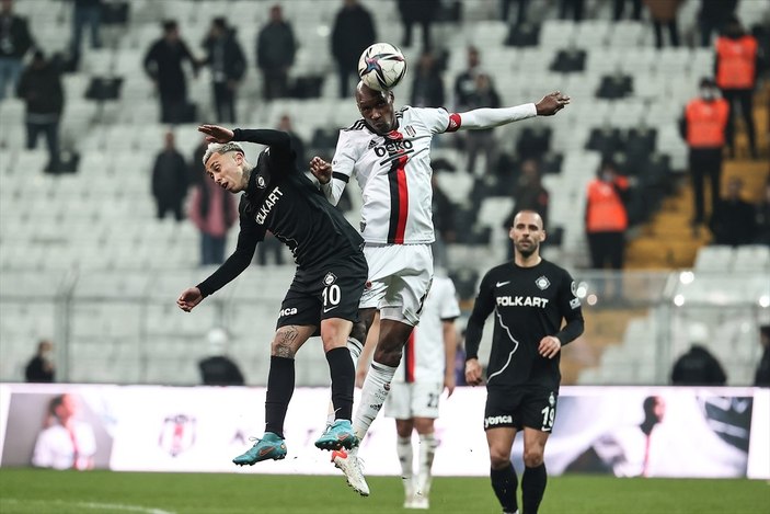 Beşiktaş'ta Atiba Hutchinson 1 yıl daha oynayacak