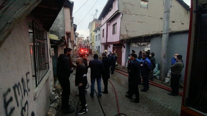 Bursa'da yangın: İtfaiye ekipleri ölümden döndü