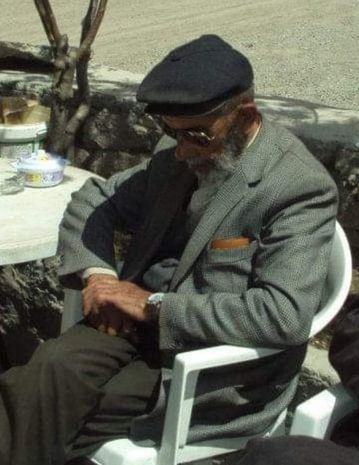 Erzurum'daki yaşlı adam, çok sevdiği arabasında can verdi