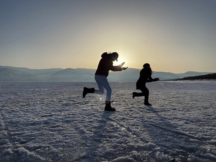 Çıldır Gölü'nü tanıtmak için buzla kaplı yüzeyinde Erik Dalı oynadılar